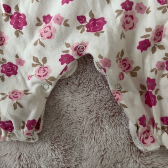 Duck Duck Goose Baby Girl 0-3 months Floral Pink White Romper Outfit with Hat - Picture 4 of 6